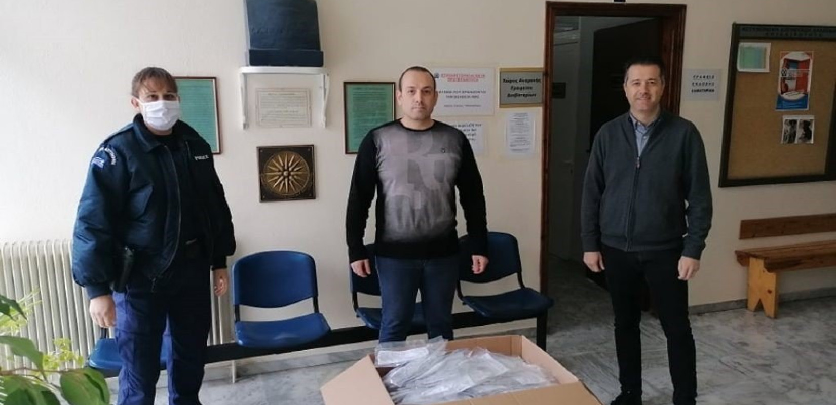 Η Ένωση Ξενοδόχων Χαλκιδικής πρόσφερε 550 επαναχρησιμοποιούμενες μάσκες στην τοπική Αστυνομία 
