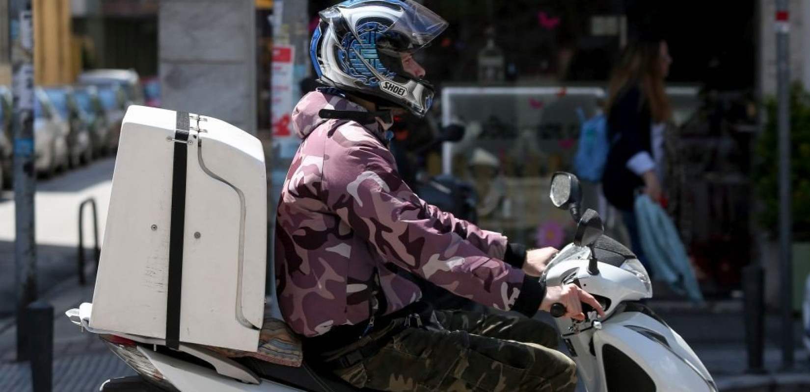 Παλαιό Φάληρο: Ξυλοκόπησαν και λήστεψαν διανομέα φαγητού - «Ζω από θαύμα» (βίντεο)