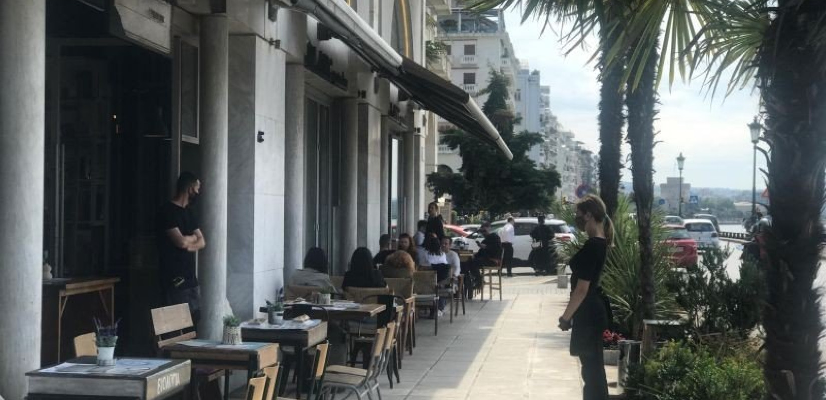 Θεσσαλονίκη: Βγήκαν τα τραπεζοκαθίσματα - Με ανυπομονησία και χαρά ανοίγουν τα καταστήματα εστίασης (Φωτ.) 