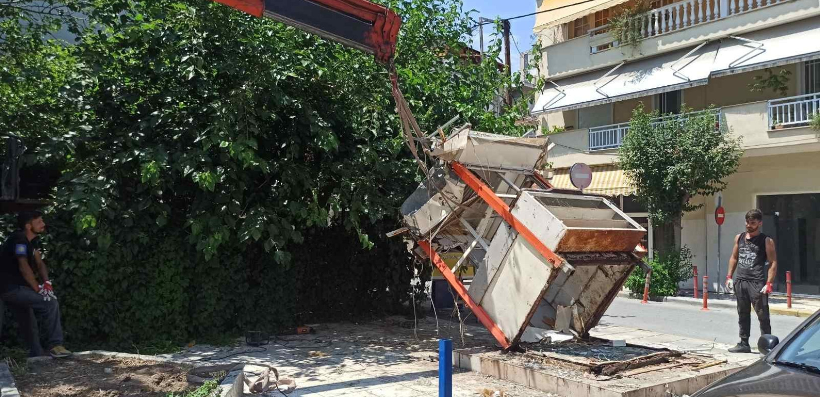 Κατερίνη: Απομακρύνουν εγκαταλελειμμένα περίπτερα για τη διευκόλυνση των πεζών