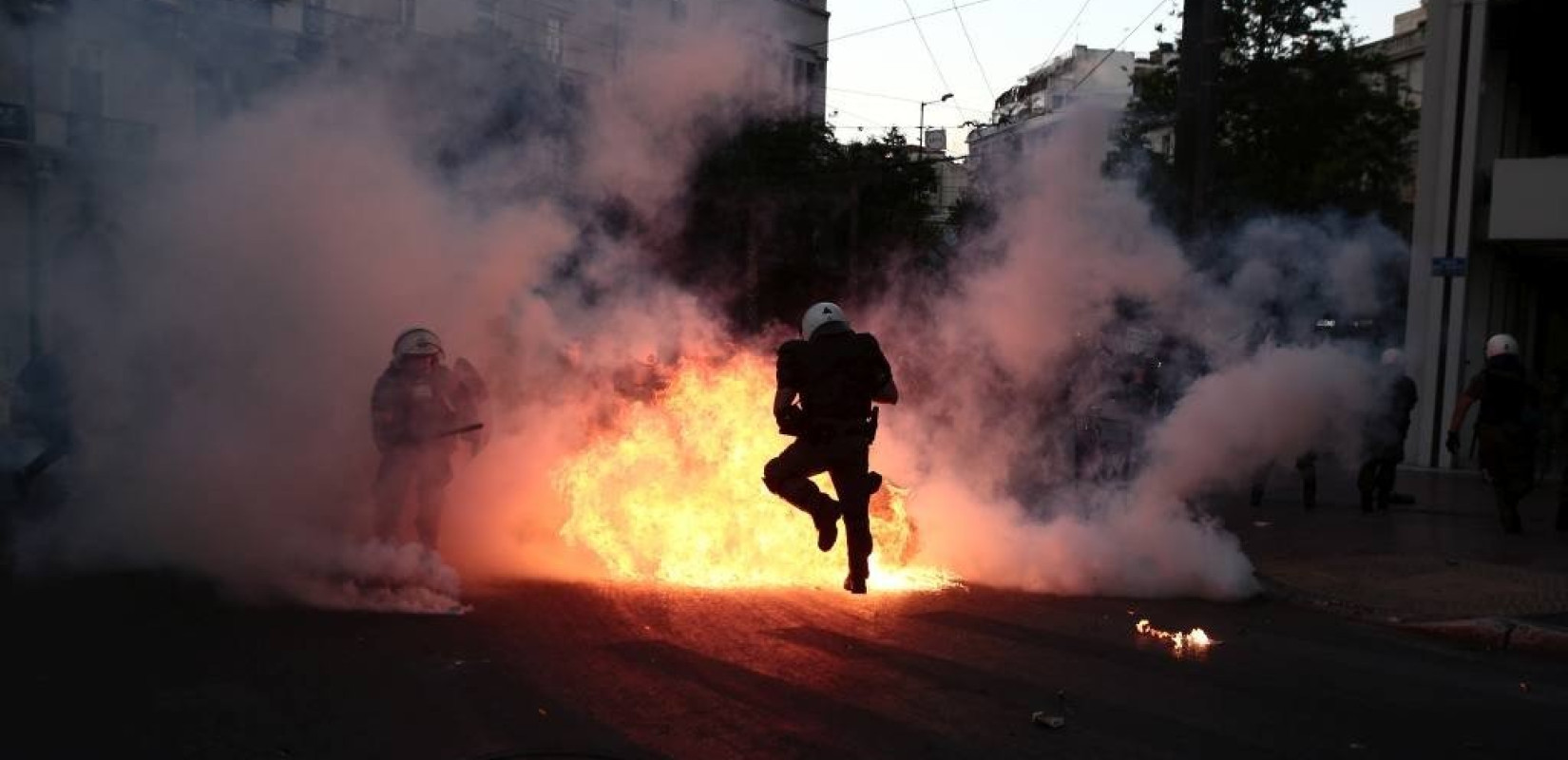 Ταυτοποιήθηκαν δύο άτομα για επίθεση σε περιπολικό - Είχαν τραυματιστεί αστυνομικοί