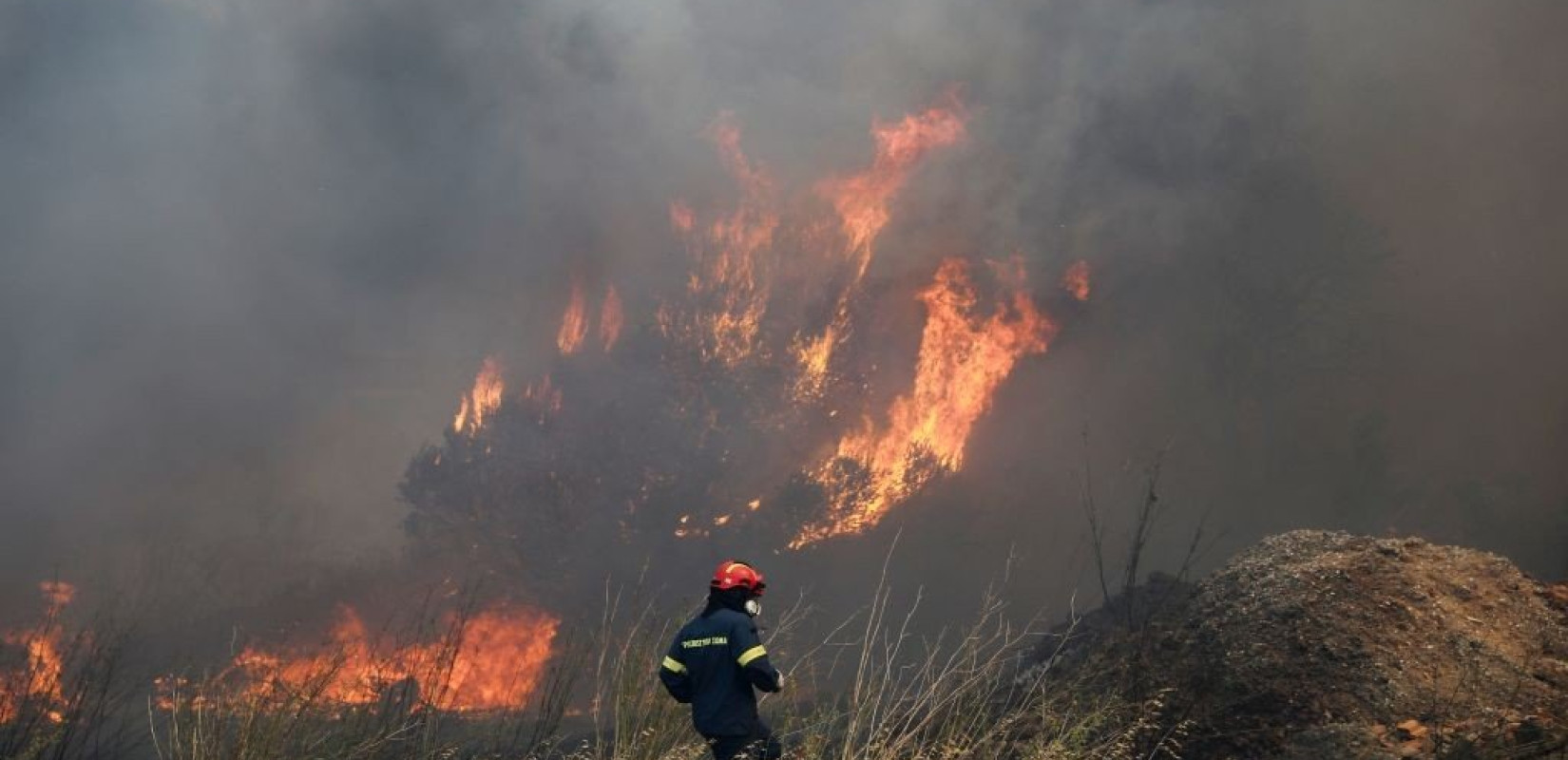 Συνεχίζει να κατακαίει δασική έκταση η πυρκαγιά στην Αιτωλοακαρνανία