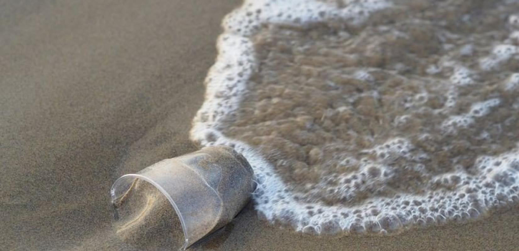 Το 91% των πλαστικών στις παραλίες της Χαβάης είναι θαμμένο στην άμμο