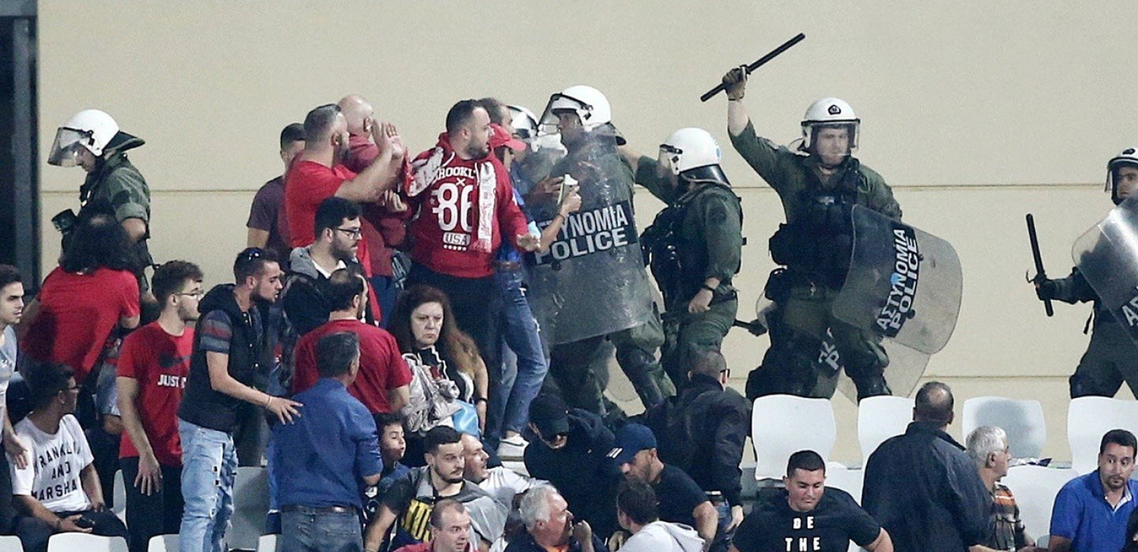 Επεισόδια και προσωρινή διακοπή στο Παναχαϊκή - Ολυμπιακός (video)