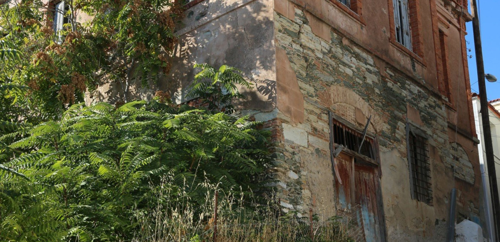 Μυτιλήνη: Καταρρέει το εμβληματικό αρχοντικό του Ι. Παπουτσάνη στο Πλωμάρι