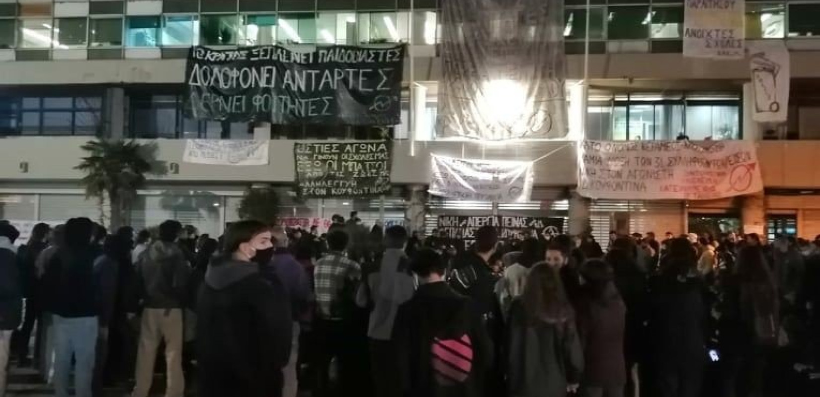 Θρίλερ στο ΑΠΘ με το υπό κατάληψη κτίριο διοίκησης