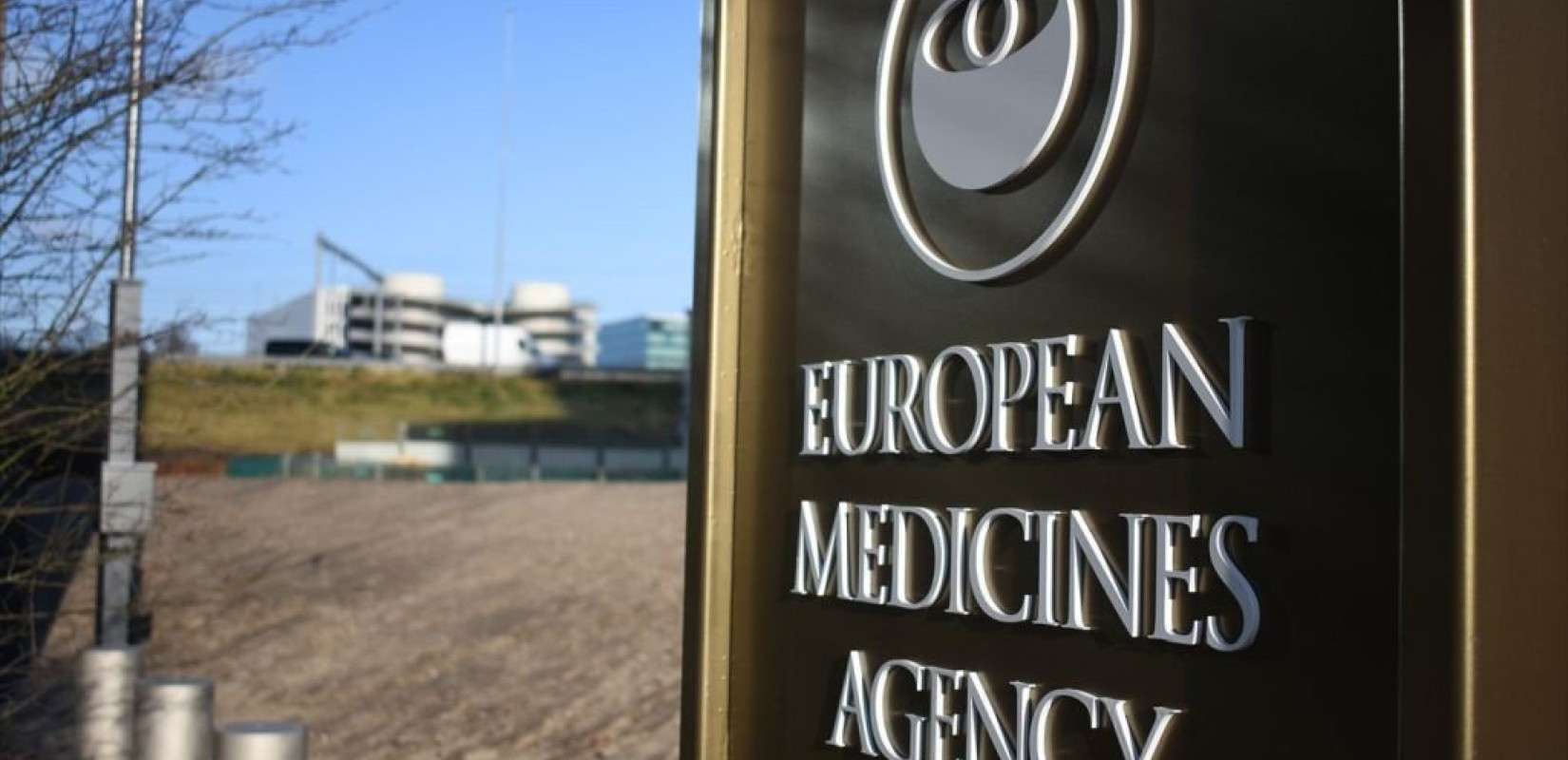 EMA για εμβόλιο AstraZeneca: Σπάνια παρενέργεια οι θρομβώσεις