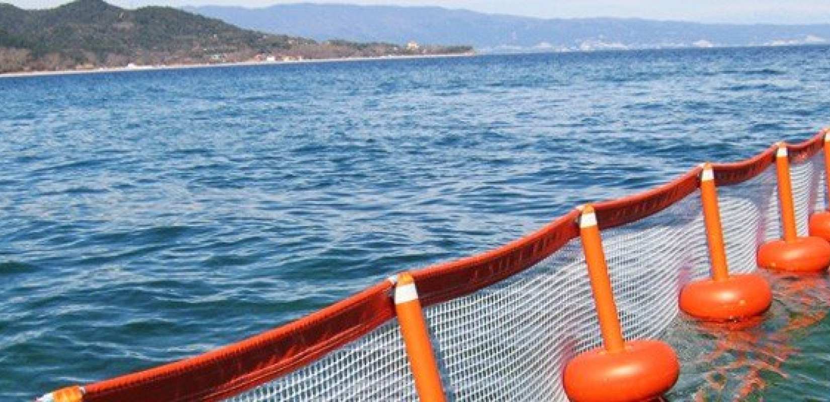 Θερμαϊκός: Στήνονται πλωτά φράγματα για να αποτραπεί η θαλάσσια ρύπανση