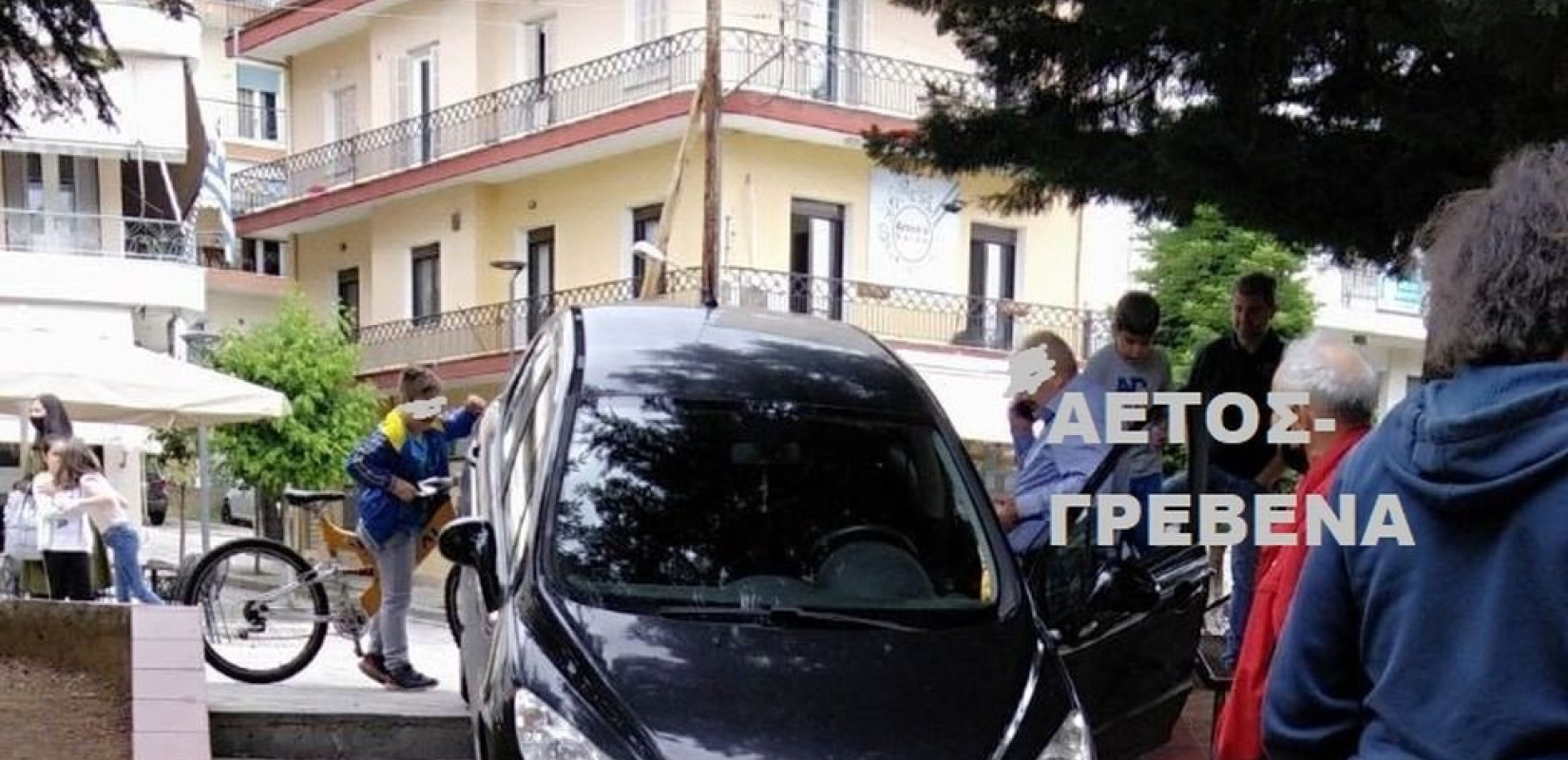 Οδηγός διέσχισε μέχρι και τα σκαλάκια της πλατείας με... το αυτοκίνητο (φωτ.)