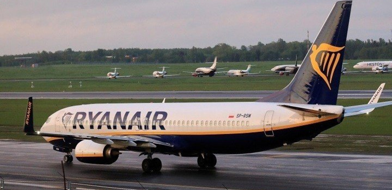 Τρόμος σε πτήση της Ryanair: Ξέσπασε φωτιά στο φτερό του αεροπλάνου