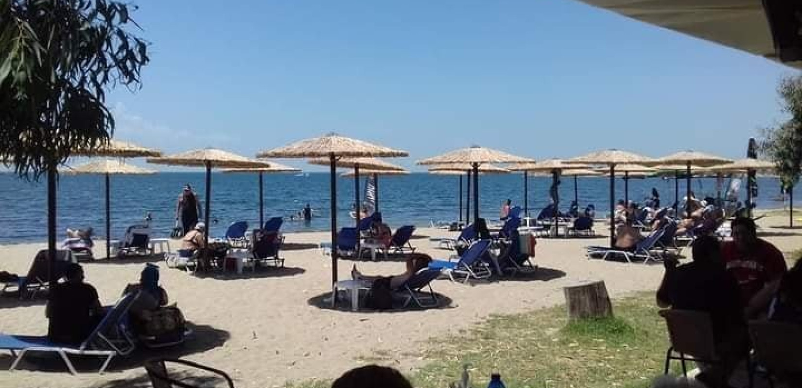 Αρετσού: Αναζητούν δροσιά στη Golden Bay οι κάτοικοι (Φωτό)