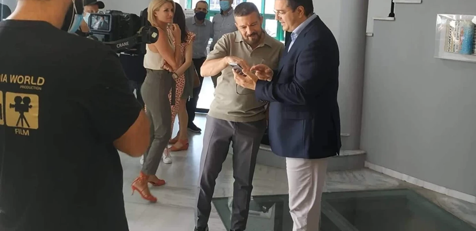 Στο MOMus ο Αντόνιο Μπαντέρας με... θεατή τον Απ. Τζιτζικώστα