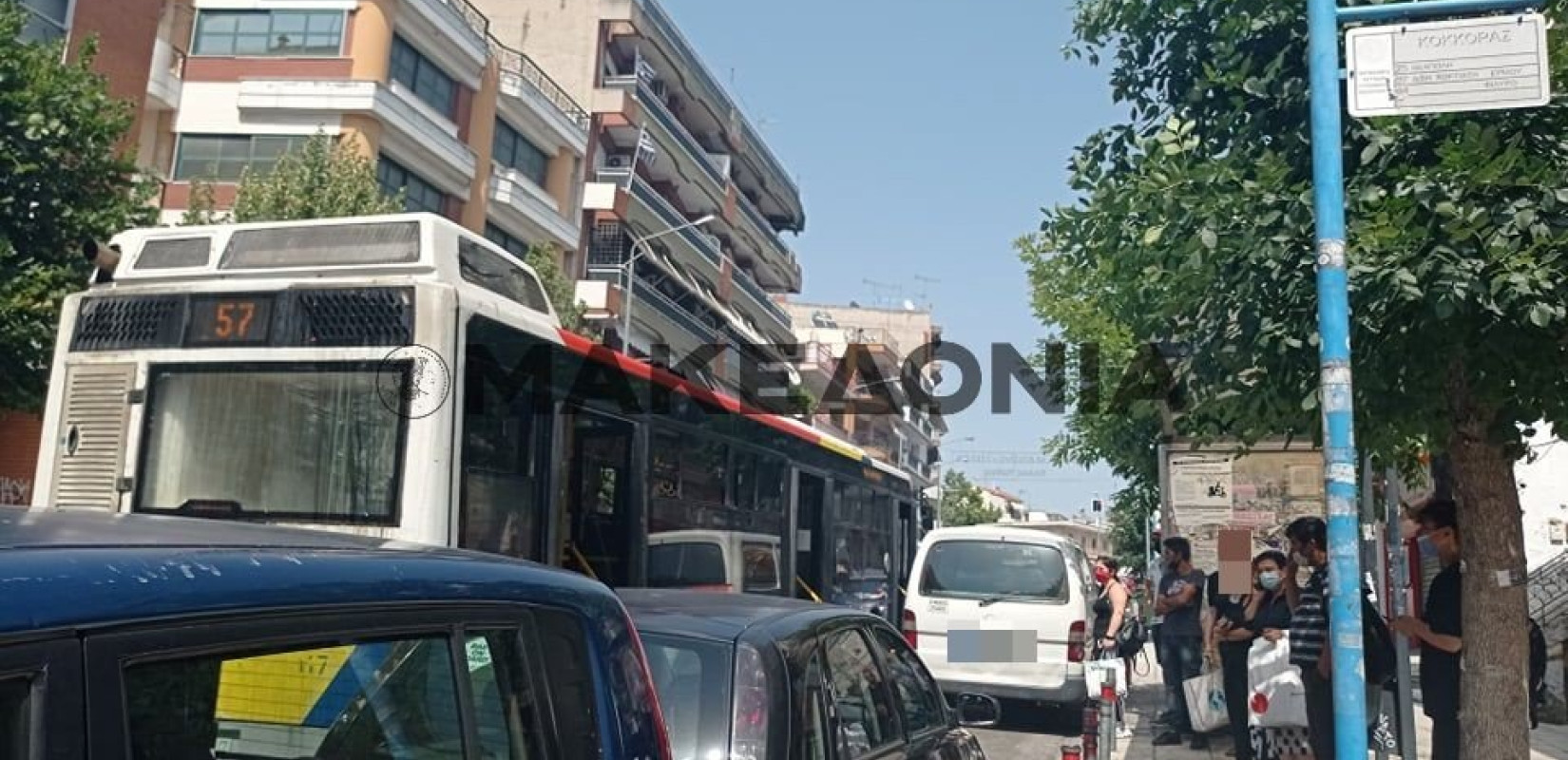 Πήρε φωτιά η μηχανή σε λεωφορείο του ΟΑΣΘ-Σώθηκαν οι επιβάτες (φωτ.)