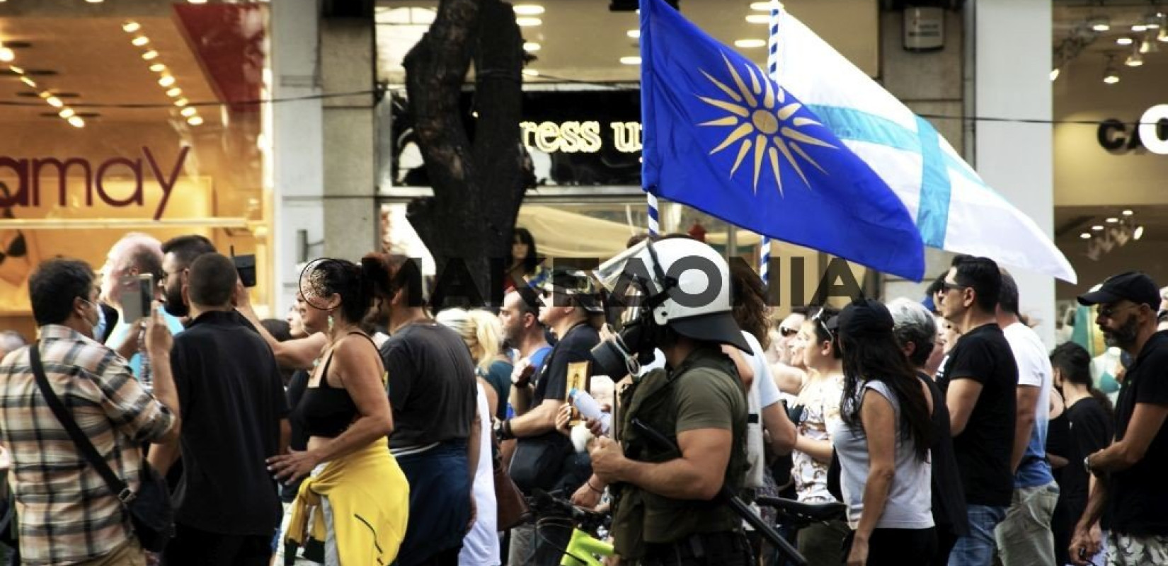 Συγκέντρωση και στον καύσωνα για τους αντιεμβολιαστές