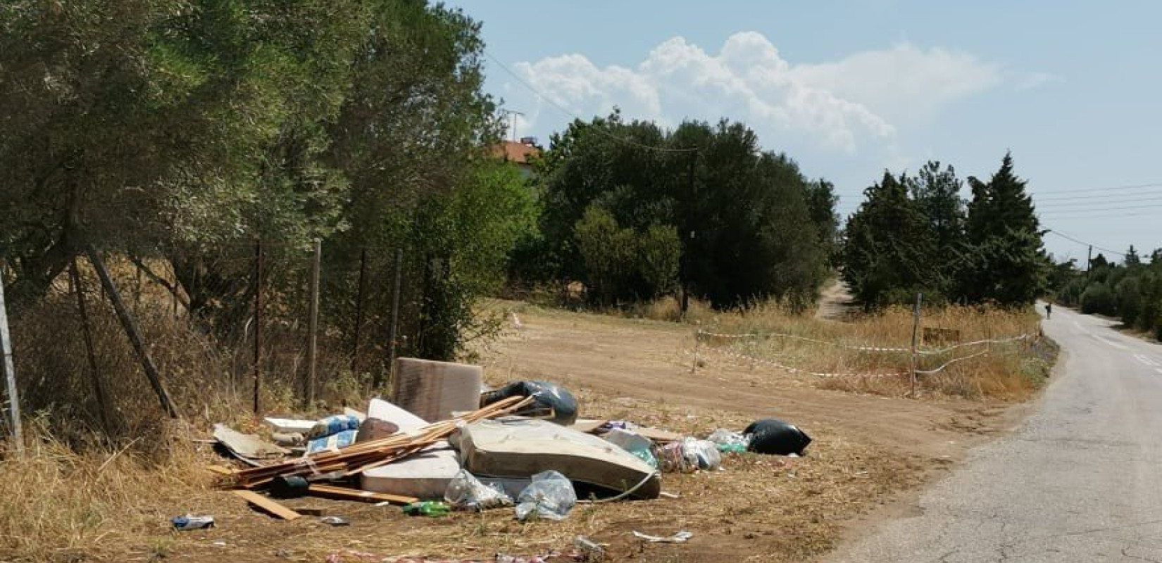 Χαλκιδική: Ένα χιλιόμετρο γεμάτο… σκουπίδια και μπάζα (φωτ.)