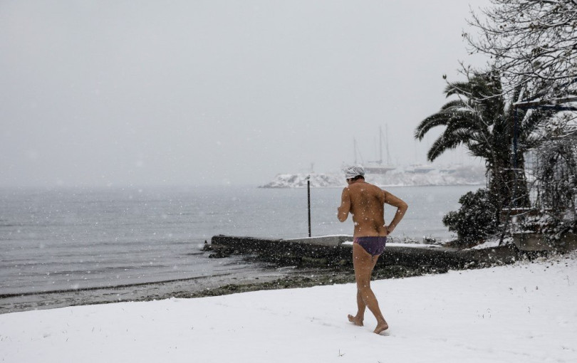 Όταν σταματούν τα αστικά αλλά συνεχίζουν οι... χειμερινοί κολυμβητές