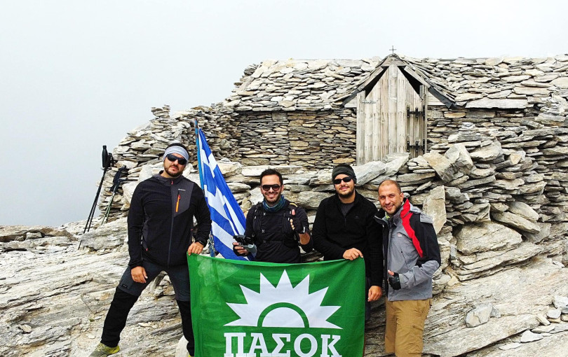 Η σημαία του ΠΑΣΟΚ στον... Όλυμπο Η σημαία του ΠΑΣΟΚ στον... Όλυμπο