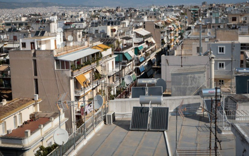 Χαλαρώνει το νομοθετικό πλαίσιο για την εγκατάσταση φωτοβολταϊκών στις ταράτσες πολυκατοικιών