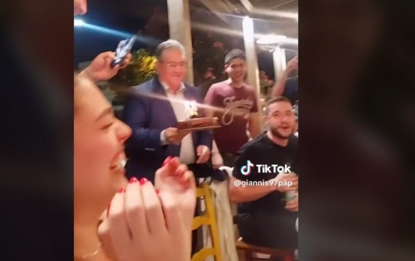 Θεσσαλονίκη: Ο Δημήτρης Κουτσούμπας έκανε πάρτι-έκπληξη σε 26χρονο - Δείτε βίντεο