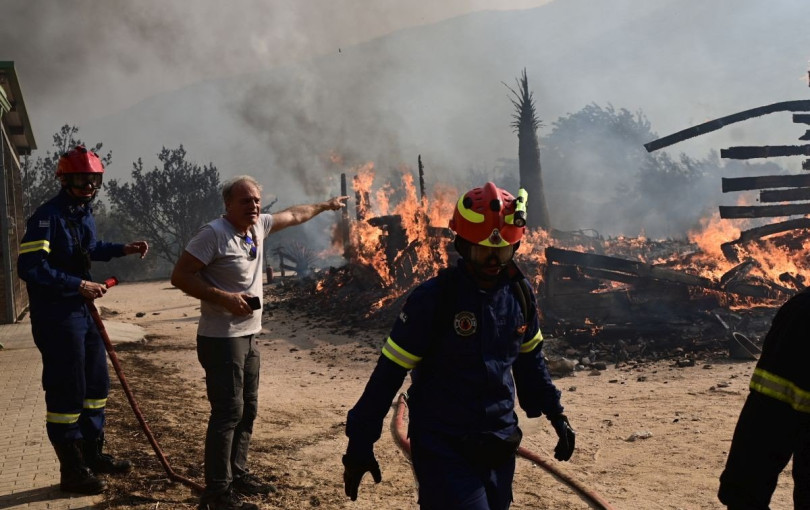Εδώ ο κόσμος καίγεται και ο ιδιοκτήτης αναρωτιέται αν θα τον πληρώσουν οι «guests» (φωτ.)