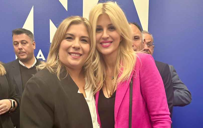 Οι πρώτες selfies της νέας γαλάζιας γραμματέως Οι πρώτες selfies της νέας γαλάζιας γραμματέως