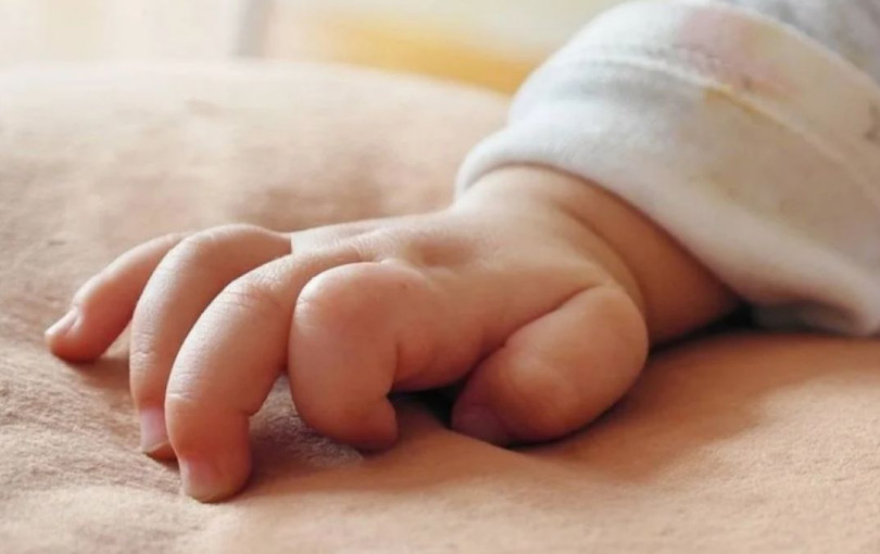 Βρέφος 9 μηνών με μώλωπες στο Παίδων - Τι ισχυρίζονται οι γονείς του