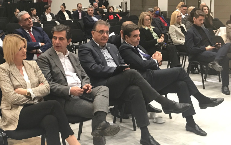 To κους κους στην πρώτη σειρά των επισήμων To κους κους στην πρώτη σειρά των επισήμων
