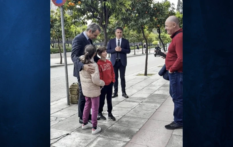 Δύο παιδιά την... έπεσαν στον Μητσοτάκη κατά την έξοδό του από το Προεδρικό (βίντεο) Δύο παιδιά την... έπεσαν στον Μητσοτάκη κατά την έξοδό του από το Προεδρικό (βίντεο)