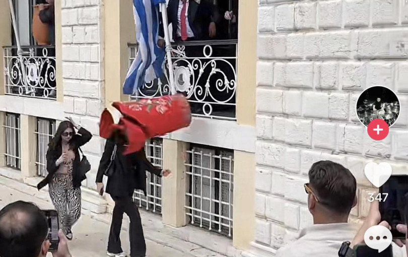 Περπατούσαν στην Κέρκυρα και μια τεράστια κόκκινη στάμνα έπεσε στο κεφάλι τους (Βίντεο) Περπατούσαν στην Κέρκυρα και μια τεράστια κόκκινη στάμνα έπεσε στο κεφάλι τους (Βίντεο)
