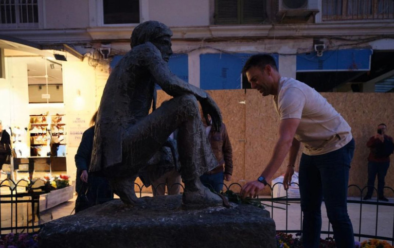 Στ. Κασσελάκης: Με λουλούδια στο άγαλμα του Κώστα Γεωργάκη στην Κέρκυρα (βίντεο) Στ. Κασσελάκης: Με λουλούδια στο άγαλμα του Κώστα Γεωργάκη στην Κέρκυρα (βίντεο)