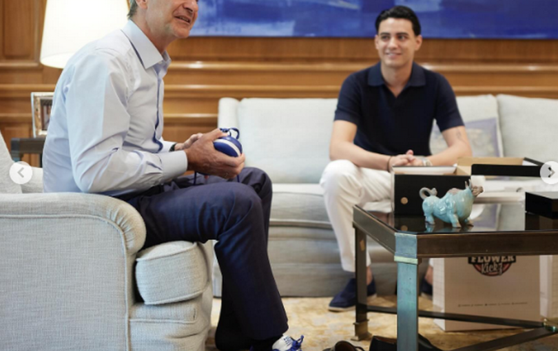 Ο Μητσοτάκης φόρεσε πρώτος τα... παπούτσια ΝΔ (βίντεο)