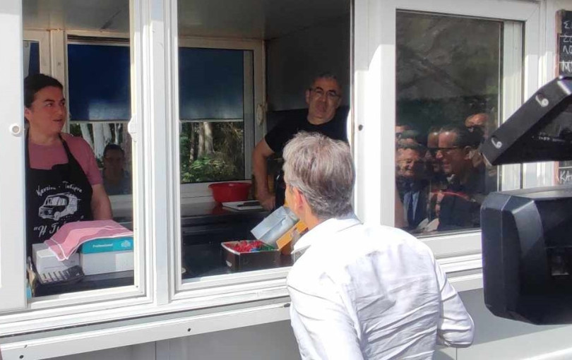 Σε γνωστή καντίνα στη γέφυρα Σερβίων ο Μητσοτάκης: Τον κέρασαν αντί για «βρώμικο»... γλυκό Σε γνωστή καντίνα στη γέφυρα Σερβίων ο Μητσοτάκης: Τον κέρασαν αντί για «βρώμικο»... γλυκό