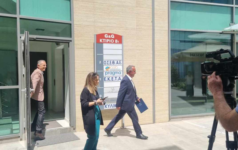 Διάλογος Χ. Σταϊκούρα με πολίτη: «Θα ταλαιπωρηθείτε λίγο», «Λίγο δεν το λες, το λες και πολύ» (βίντεο) Διάλογος Χ. Σταϊκούρα με πολίτη: «Θα ταλαιπωρηθείτε λίγο», «Λίγο δεν το λες, το λες και πολύ» (βίντεο)
