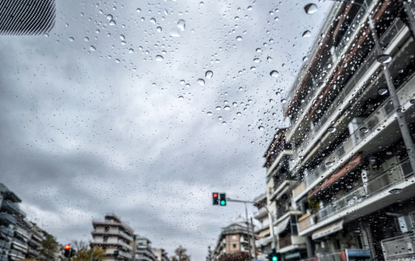 Καιρός: Σφοδρές καταιγίδες και θυελλώδες άνεμοι σήμερα και αύριο το απόγευμα στην Θεσσαλονίκη