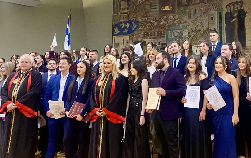 Η αντιπεριφερειάρχης, η τήβεννος και μεγαλύτερο εφόδιό της Η αντιπεριφερειάρχης, η τήβεννος και μεγαλύτερο εφόδιό της