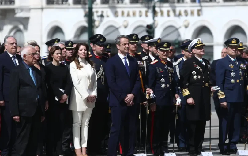 Ο Μητσοτάκης υποκλίθηκε στα ονόματα των θυμάτων των Τεμπών στο Σύνταγμα Ο Μητσοτάκης υποκλίθηκε στα ονόματα των θυμάτων των Τεμπών στο Σύνταγμα