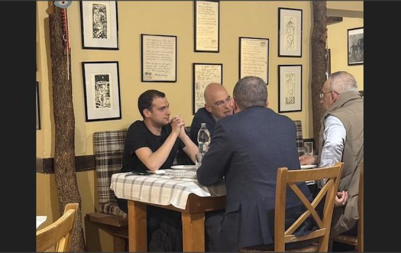 Αλεξανδρούπολη: Ιδιωτική επίσκεψη Δένδια στην πόλη και δείπνο με τον γιο του σε ταβερνάκι Αλεξανδρούπολη: Ιδιωτική επίσκεψη Δένδια στην πόλη και δείπνο με τον γιο του σε ταβερνάκι