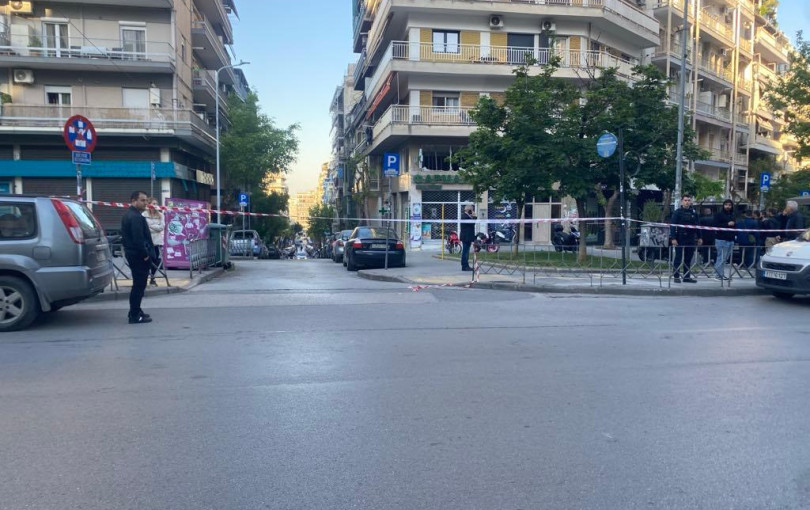Τραγωδία στη Θεσσαλονίκη: Νεκρή 37χρονη γυναίκα μετά από ισχυρή έκρηξη στην είσοδο πάρκινγκ κοντά σε τράπεζα (βίντεο)