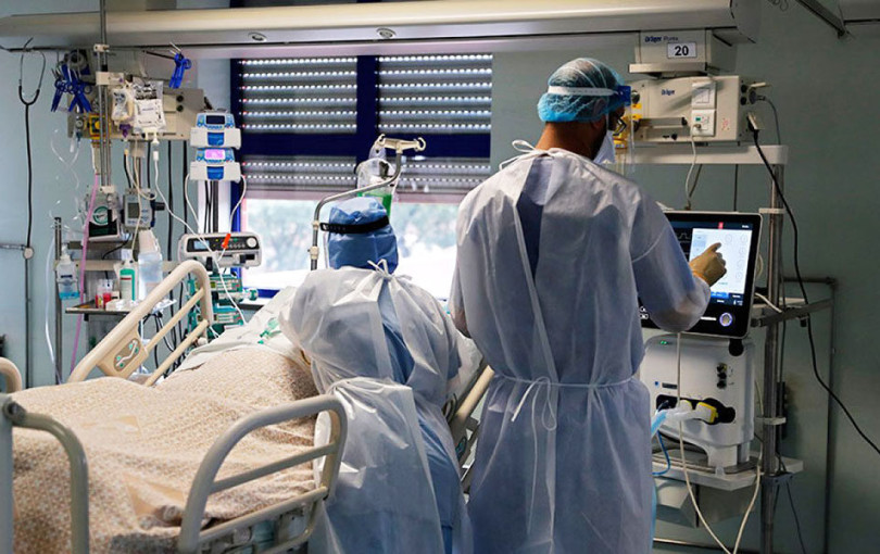 ΕΟΔΥ: Ένας θάνατος από covid-19 και 107 εισαγωγές σε μια εβδομάδα