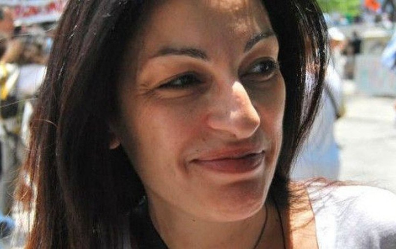 Εγώ κοιτούσα τη Χαρούλα... που κοιτούσε τη Μυρσίνη... που έπαιρνε τη σύνταξη Εγώ κοιτούσα τη Χαρούλα... που κοιτούσε τη Μυρσίνη... που έπαιρνε τη σύνταξη