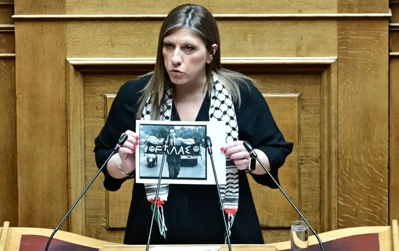 Η Ζωή Κωνσταντοπούλου στη Βουλή με παλαιστινιακή μαντίλα και φωτογραφία του Γρηγόρη Λαμπράκη Η Ζωή Κωνσταντοπούλου στη Βουλή με παλαιστινιακή μαντίλα και φωτογραφία του Γρηγόρη Λαμπράκη
