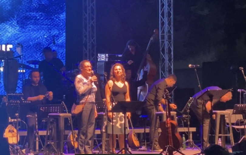 Θεσσαλονίκη: Παρέμβαση για την ανάπλαση της ΔΕΘ στη συναυλία Νταλάρα και Μάστορα - Ζήτησαν υπογραφές για δημοψήφισμα (βίντεο)