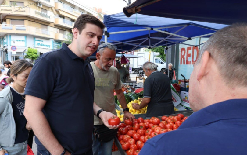 Από το πρωθυπουργικό γραφείο στη λαϊκή της Ξηροκρήνης Από το πρωθυπουργικό γραφείο στη λαϊκή της Ξηροκρήνης