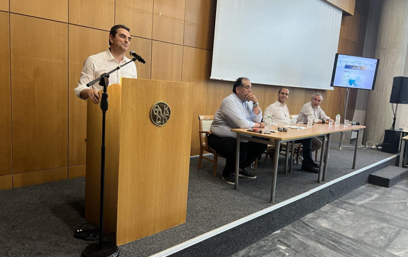 Ένα ζεστό απόγευμα στο δημαρχείο. Γράφει ο Μποξέρ* Ένα ζεστό απόγευμα στο δημαρχείο. Γράφει ο Μποξέρ*