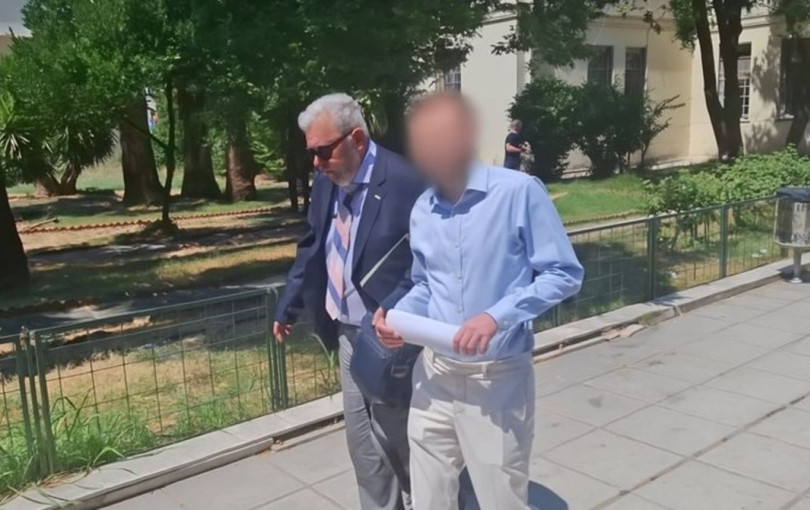 Ελεύθερος και χαμογελαστός ο δημοσιογράφος που φέρεται να εκβίασε τη Ζ. Μακρή Ελεύθερος και χαμογελαστός ο δημοσιογράφος που φέρεται να εκβίασε τη Ζ. Μακρή