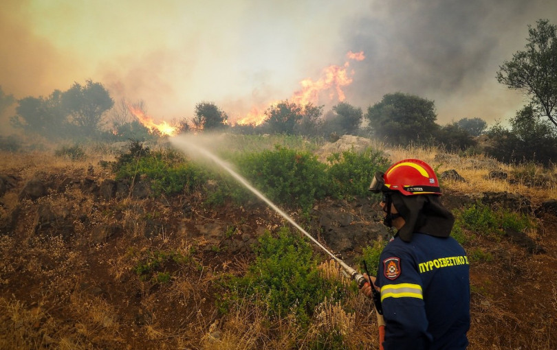Θεσσαλονίκη: Συνεχίζεται η μάχη με τις φλόγες στη Βόλβη - Εκκενώθηκε το Βαγιοχώρι όχι η δομή