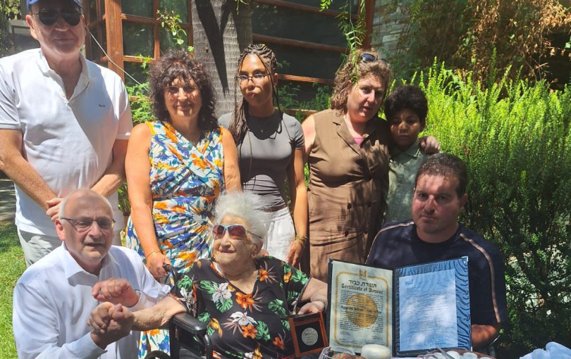 Τιμήθηκε η Μαίρη Καλού για την ηρωική πράξη της μητέρας της το 1943 στην κατεχόμενη Αθήνα Τιμήθηκε η Μαίρη Καλού για την ηρωική πράξη της μητέρας της το 1943 στην κατεχόμενη Αθήνα