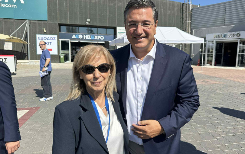 Η οικογενειακή φωτογραφία Τζιτζικώστα - Αηδόνα