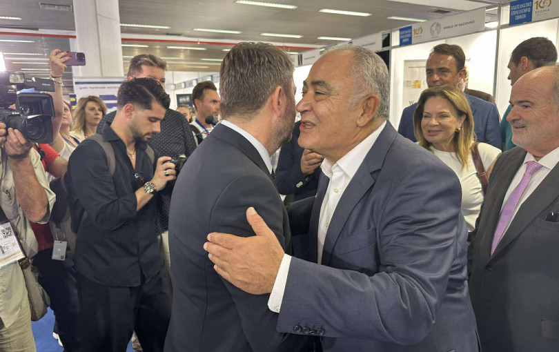 Αγκαλιές και φιλιά