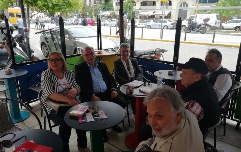 Ο καφές του Παπαδημούλη στο εκλογικό κέντρο της Νοτοπούλου Ο καφές του Παπαδημούλη στο εκλογικό κέντρο της Νοτοπούλου